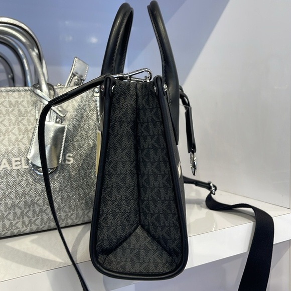 Michael Kors Mirella Small Signature Logo Crossbody Bag
Black
NWT - Picture 7 of 16